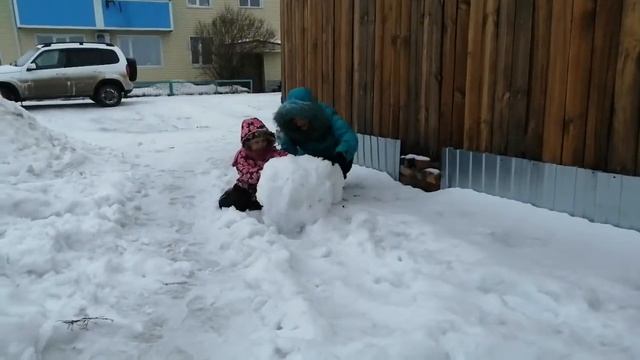 Лепим мы снеговика