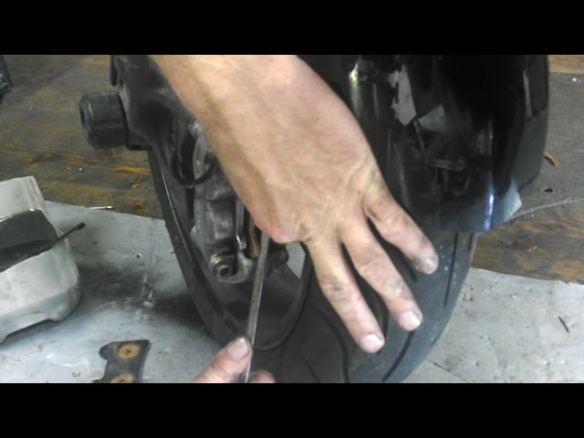 Замена передних тормозных колодок KTM 690 DUKE смотреть онлайн