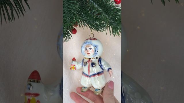 Арт. ФР68  Новогодняя игрушка из фарфора «Мальчик-Космонавт»