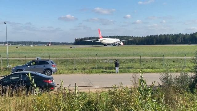 Руление и взлет боинг 777-300ER Turkish Airlines TC-JJI во Внуково