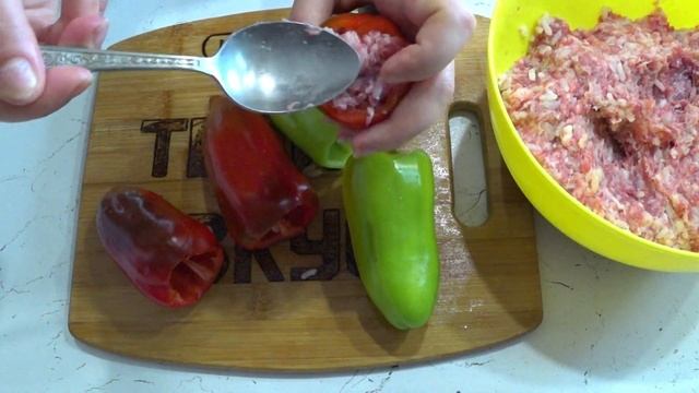 ФАРШИРОВАННЫЕ ПЕРЦЫ ГОТОВЛЮ ТЕПЕРЬ ТОЛЬКО ТАК. Фаршированный перец с рисом и фаршем?(UZ, ENG SUB)