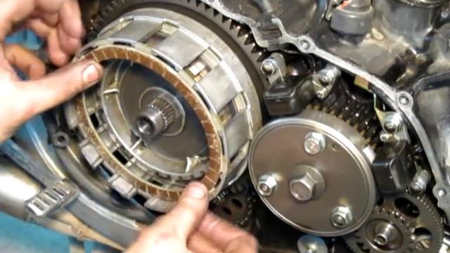 Замена дисков сцепления на мотоцикле Honda VF 750 F смотреть онлайн