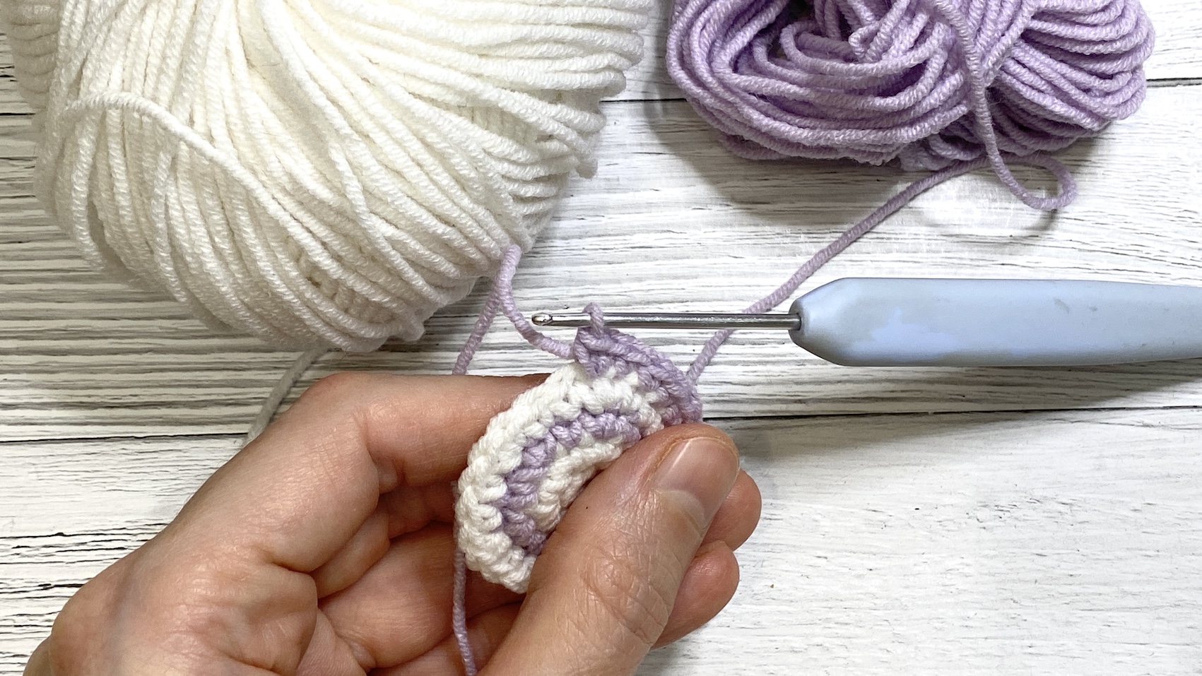 Многие выбрасывают остатки пряжи, но я пустила их в дело. Показываю, какая красота у меня получилась смотреть онлайн