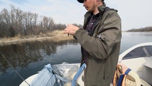 Рыбалка на спиннинг с лодки весной. В поисках щуки в протоках Усовки.