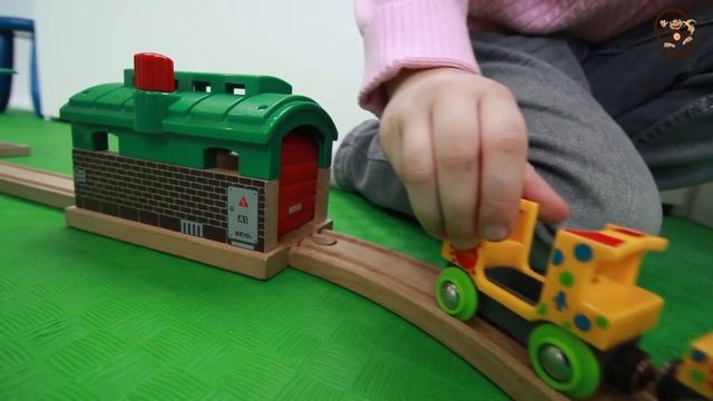 Дети и игрушки. Поехали к игрушкам, железной дороге и машинкам. МанкиИгры