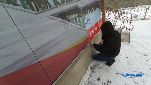 Поклейка пленки на окна в небольшой мороз