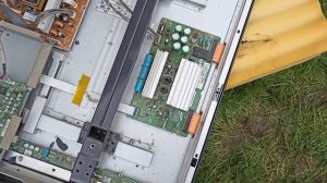 Телевизор с разбитым экраном