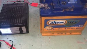 Зарядное устройство для автомобильного аккумулятора вымпел 57 и заряжаю аккумулятор Аком EFB. Часть