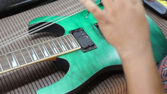 PINTARAM A GUITARRA COM TINTA SPRAY! E AGORA? - Restauração Ibanez RG 320 PG (Parte 1) | O Músico смотреть онлайн