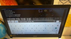 Как взять любой предмет в левую руку (в игре Minecraft)