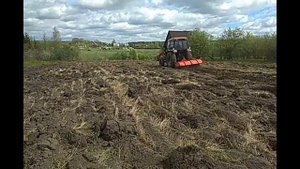 Вспашка земли трактором \ Деревенский дачник
