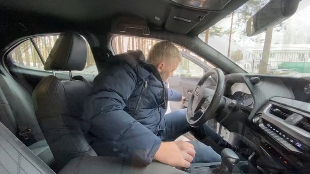 Тест-драйв и обзор Lexus UX 200