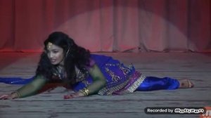 Девушка красиво танцует индийские танцы|Болливуд