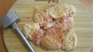 Жареная курица кусочками на сковороде