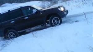 Toyota Land Cruiser 105 GX в гору по снежной целине.