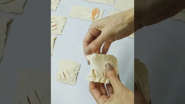 Слойки с сёмгой и творожным сыром#слойка #быстроивкусно#короткоевидео#быстрыйрецепт #выпечка #слойк