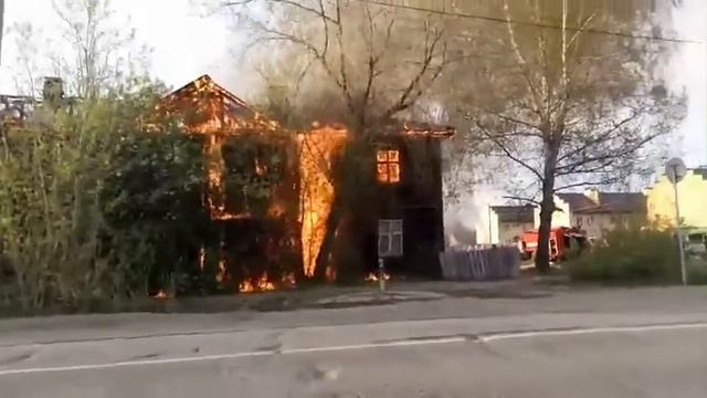 В Орджоникидзевском районе Перми дотла сгорел двухэтажный жилой дом смотреть онлайн