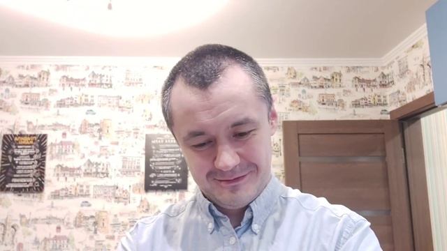 Счастливый смотрит на котенка. смотреть онлайн