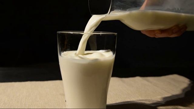 Почему МОЛОКО Белое? Бывает ли оно другого цвета смотреть онлайн