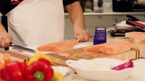 Слабосоленый лосось на кирпичиках из гималайской соли