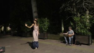 Девушка очень красиво танцует на улице под гитару в Сочи