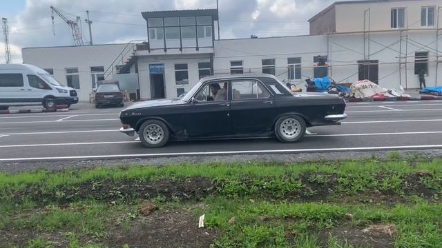 Волги V8 на гоночной трассе.