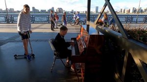 Парень подошел к пианино. Он сказал, что пианино расстроено.Казанская набережная.