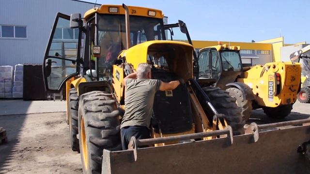 Заміна акумулятора та маслянок на JCB 4CX / Замена аккумулятора и масленок смотреть онлайн