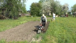 Работа мотоблока гусиными лапками