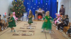 Танец елочек ("Новогодние приключения поросят"). Младшая группа.