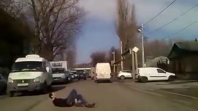 Неадекватный парень на дороге Ростова смотреть онлайн