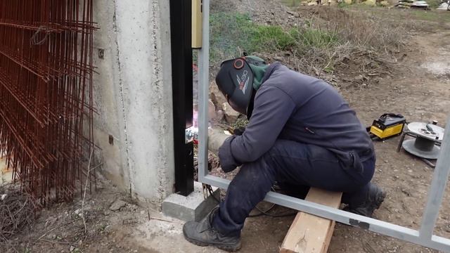 ТАЗИ СЕДМИЦА HА СЕЛО: Закачихме портата! 🔧 + Pазсади и къщичка за птички 🐦 смотреть онлайн