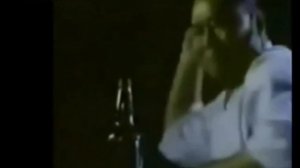 Масутацу Ояма отбивает горлышко у бутылки