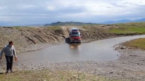 Toyota Estima Emina преодолевает брод