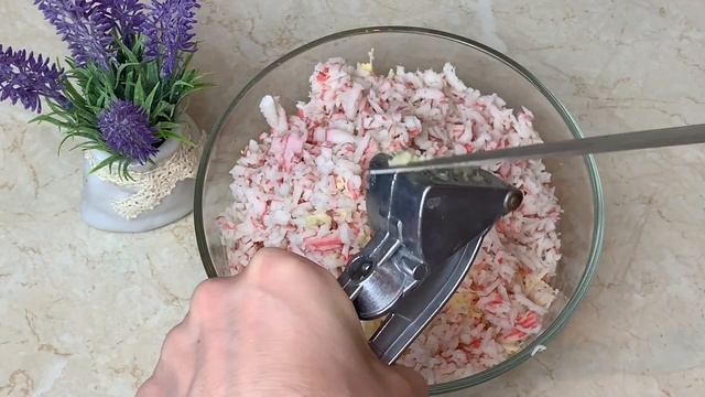 Просто натрите крабовые палочки и добавьте яйца! Так вкусно, что готовлю часто! ЗОЛОТО- бутерброды!