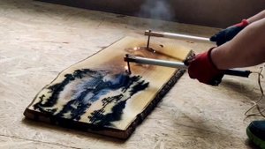 Выжигание молний по дереву.