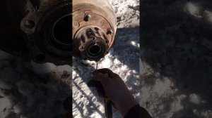 Как извлечь(вытащить) без механических повреждений сальник задней полу аси Нисан Атлас 200.
