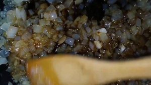 Салат из свёклы с жареным луком и соевым соусом