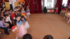 Танец с пасхальными яйцами