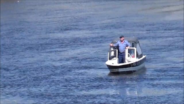 Катер охраны КамГЭС гоняет рыбаков на бетонке, в запретной зоне. смотреть онлайн