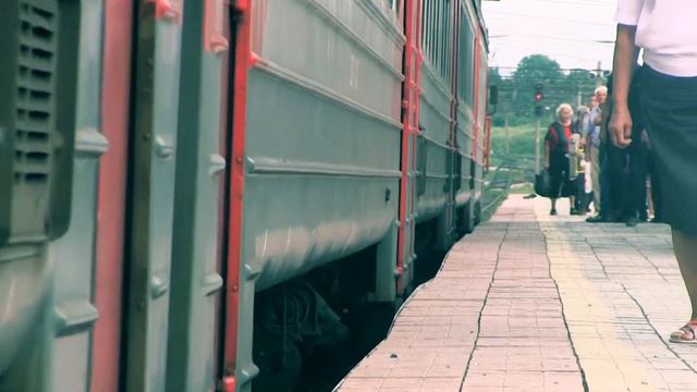СТАНЦИЯ НАДЕЖДИНСКАЯ в поселке Вольно-Надеждинский Приморского края, Электричка прибывает под музык