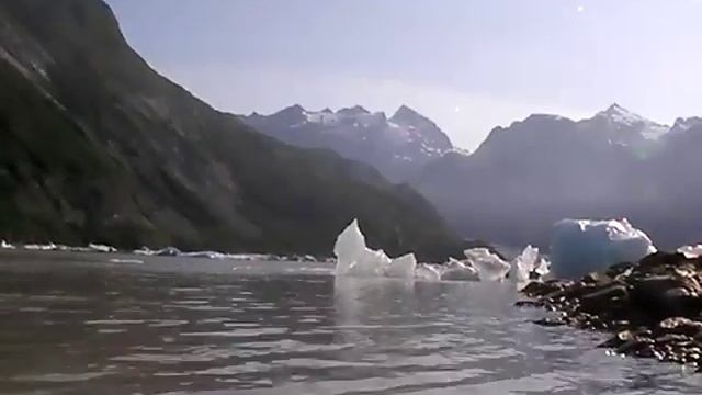 Bamboo Dave kayaking in ice, in Glacier Bay, Alaska. смотреть онлайн