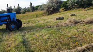 Тюкуем сено помощью пресс подборщика на тракторе т 40. Сollecting grass usingabaler #T40#Collectin