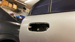 Как вытащить замок задней двери Mitsubishi Carisma