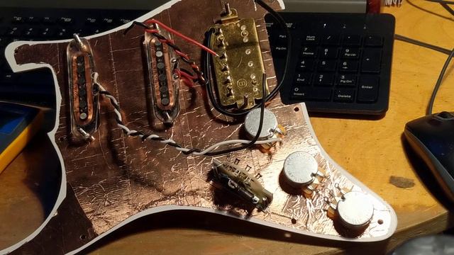 Strat - Testing Pickguard Continuity смотреть онлайн