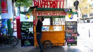 Итальянская выпечка Жареная пицца на велосипедном прицепе. Panzerotti. Уличная еда в Берлине.