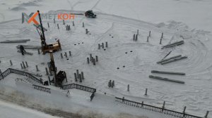 Забивка свай зимой в лед на пруду в городе Воткинск, фундамент для кафе на воде