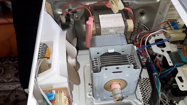 Микроволновка Daewoo трещит и искрит - ремонт. смотреть онлайн