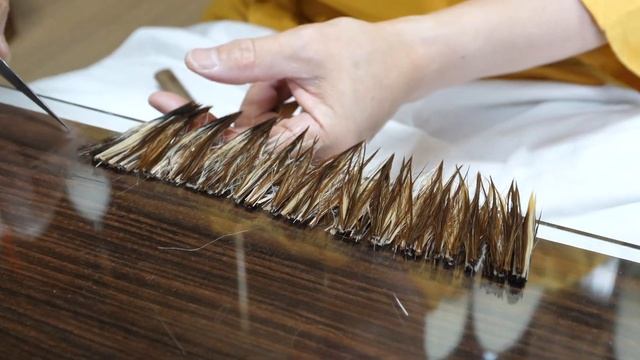 書道筆を製作するプロセス。熟練した職人が伝統的な技法で作る筆工房の一日。 смотреть онлайн