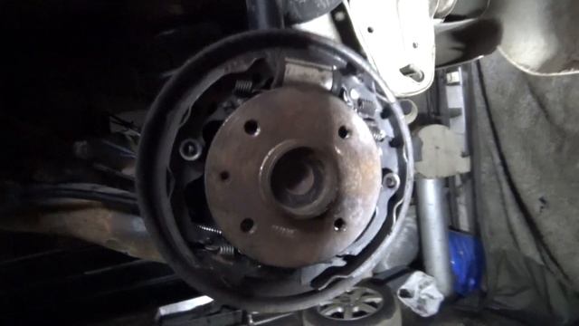 Toyota aygo замена задних колодок и тросиков ручника смотреть онлайн